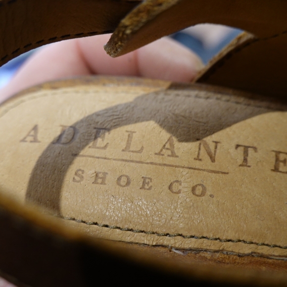 ADELANTE SHOE CO. Natural Brown Sandals with Block Heels, size 6 - Picture 5 of 9